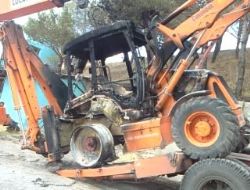 Bölücüler iş makinası yaktı